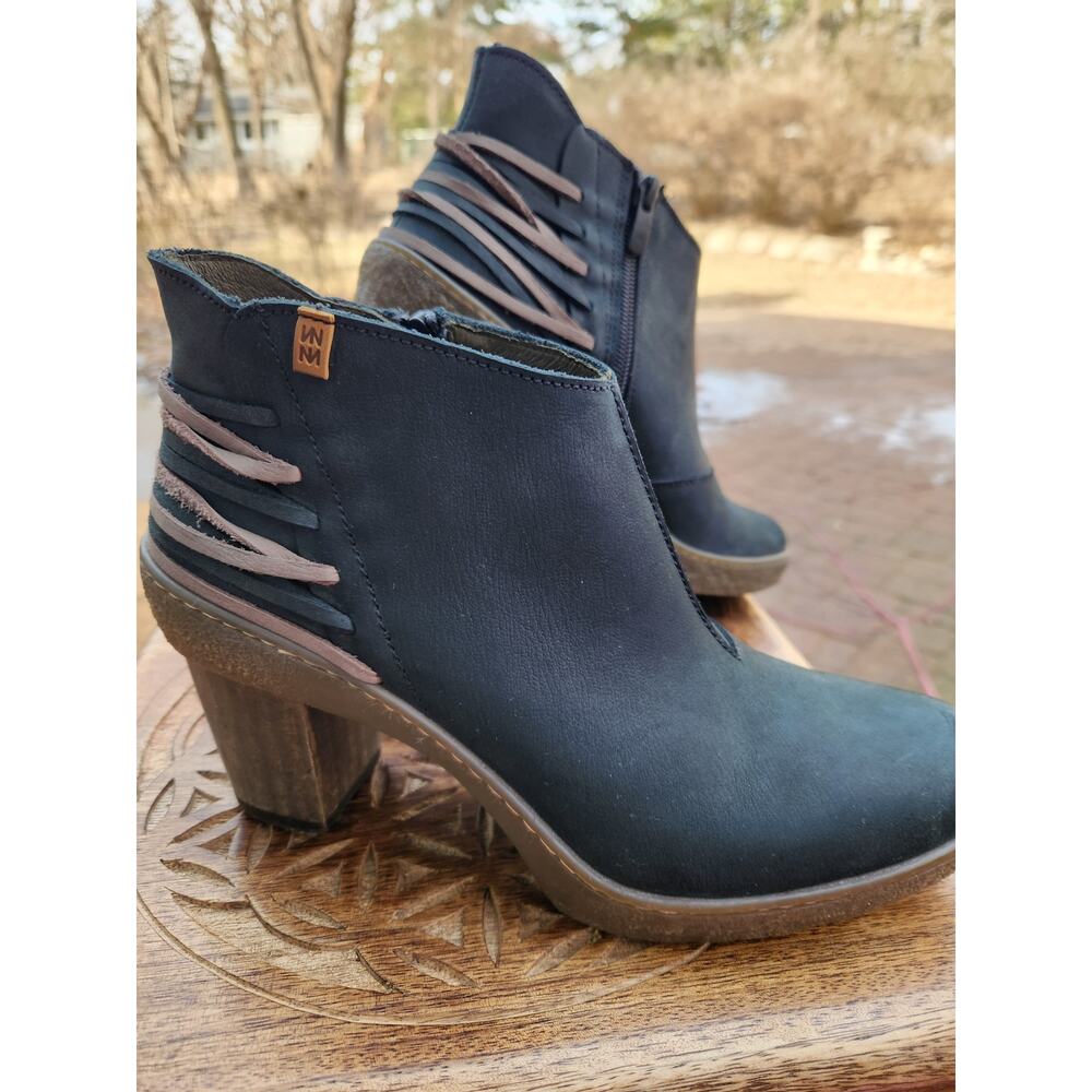 EL NATURALISTA black leather booties/size 38 (fit 7-7.5 best)